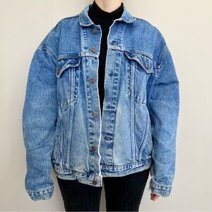 Vintage Levi’s medium-wash denim jacket. 💙